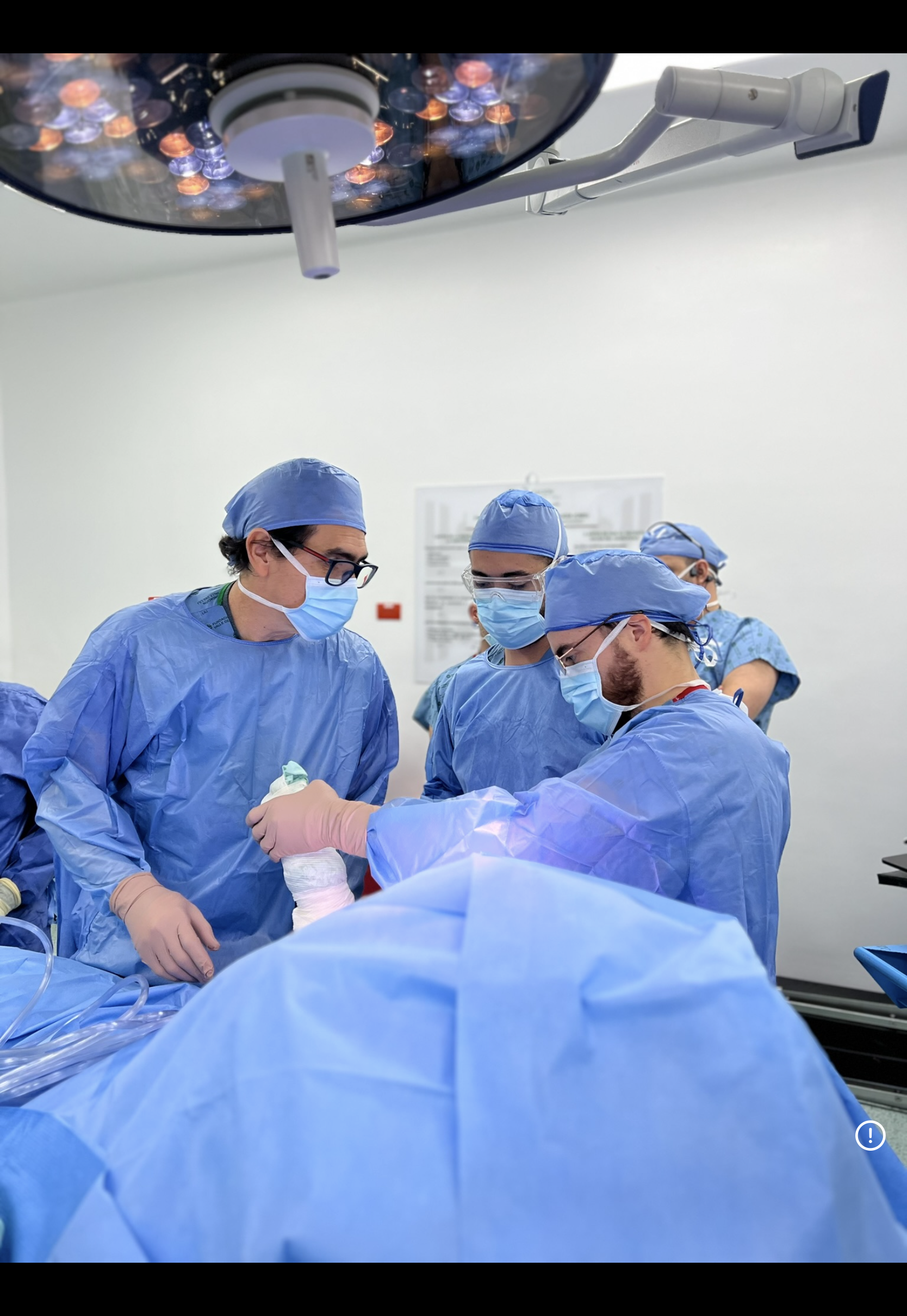 Dr. Herrera enseñando en quirófano