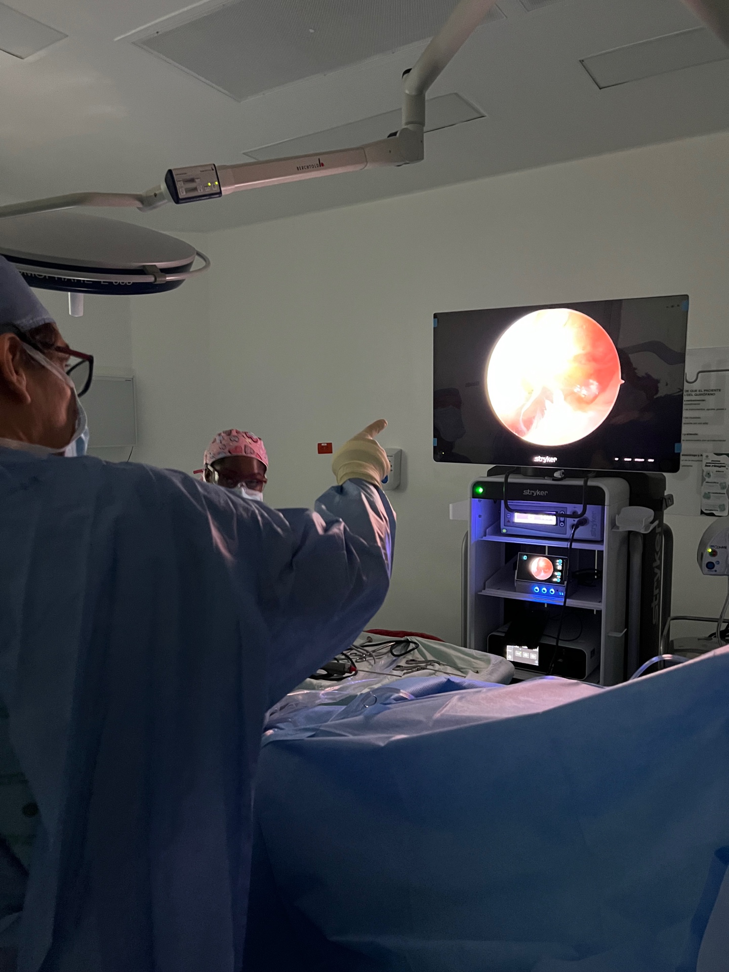 Dr. Herrera analizando artroscopia